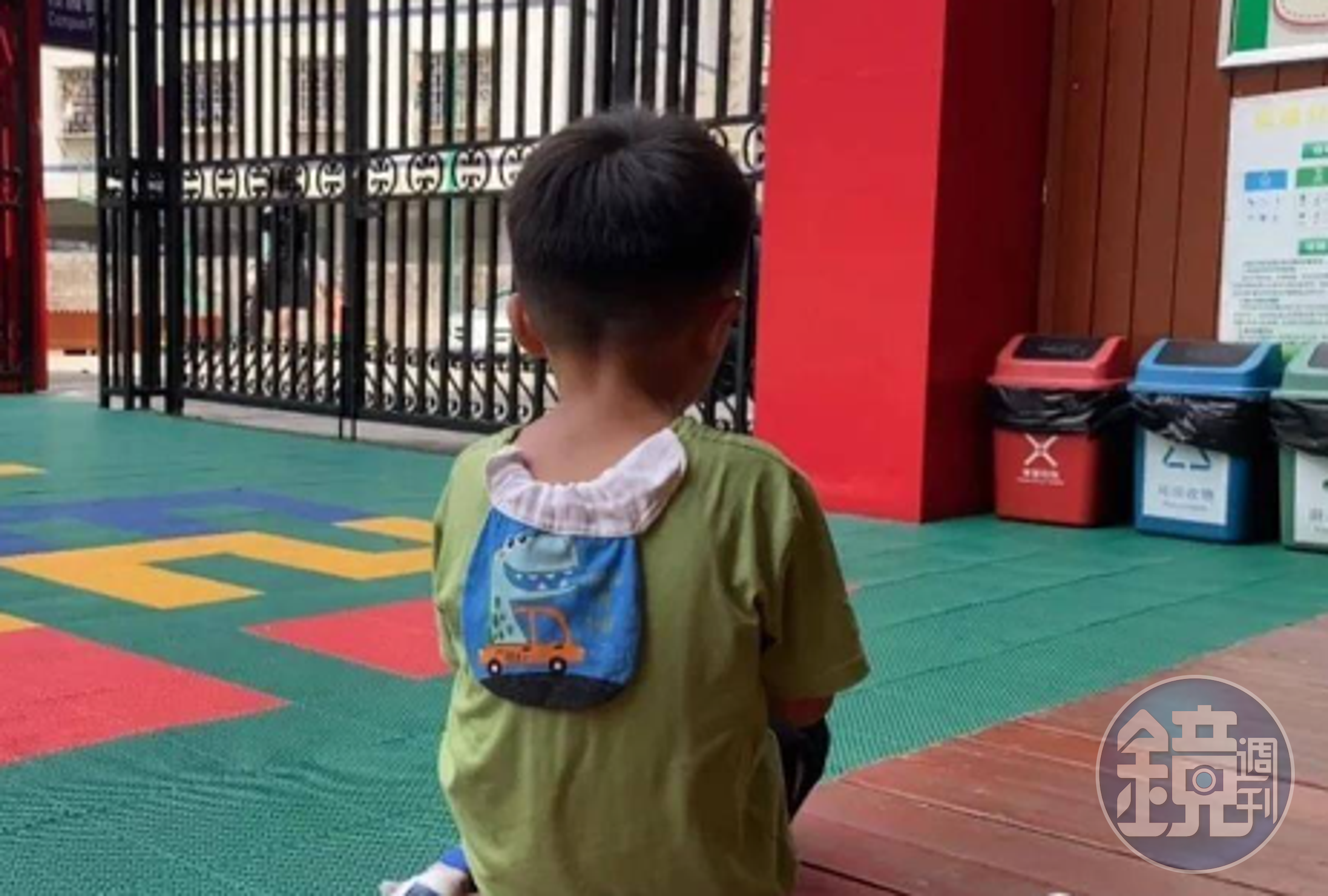 小睿被父親丟在幼兒園，落寞的背影讓人看了很心疼。（翻攝搜狐）