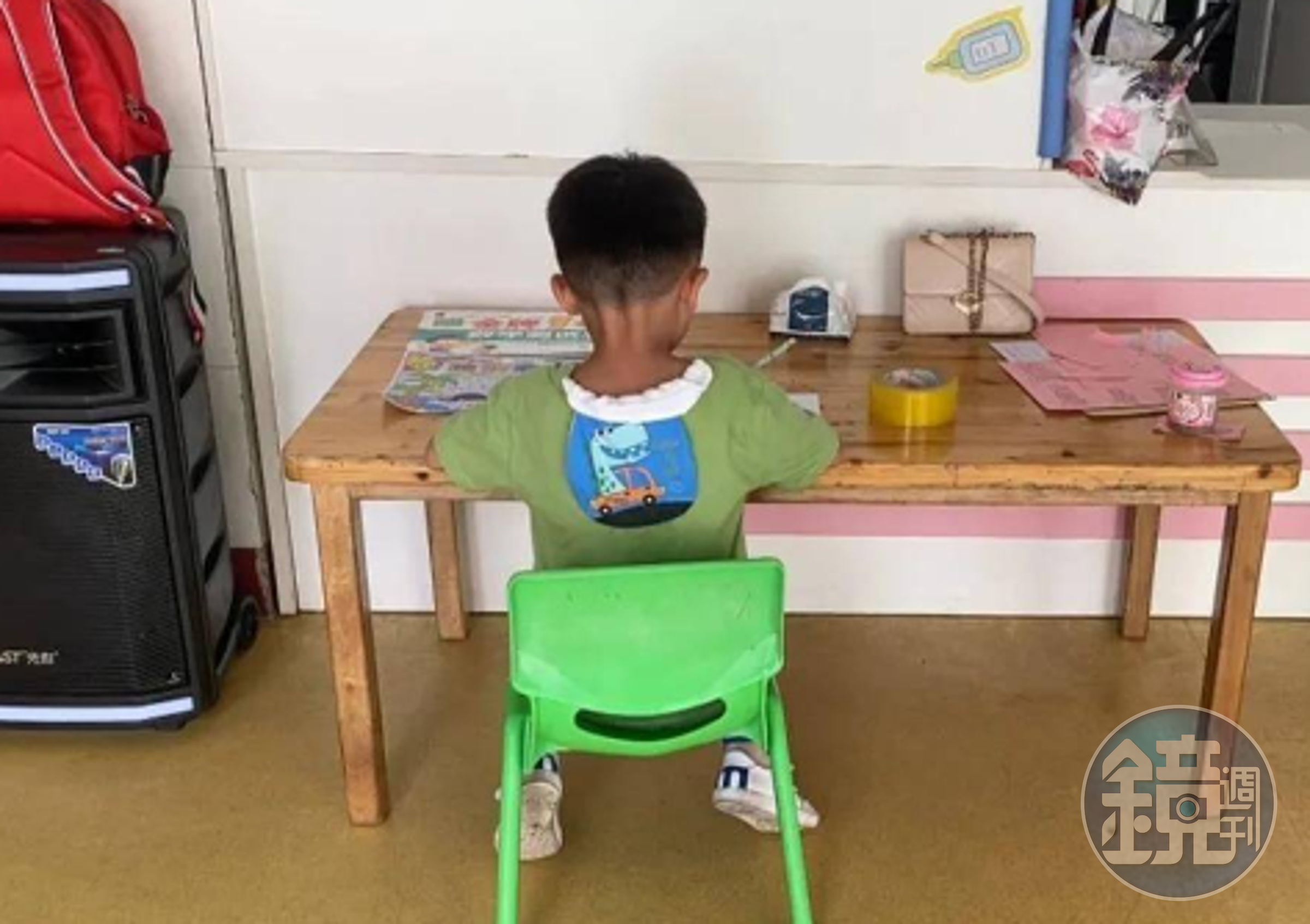 小睿被丟在幼兒園內，小小年紀卻被大人世界的複雜所影響，讓人格外心疼。（翻攝搜狐）