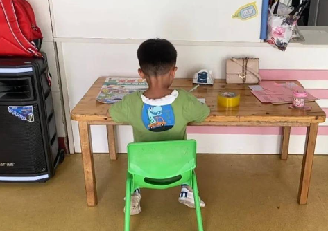 小睿被丟在幼兒園內，小小年紀卻被大人世界的複雜所影響，讓人格外心疼。（翻攝搜狐）