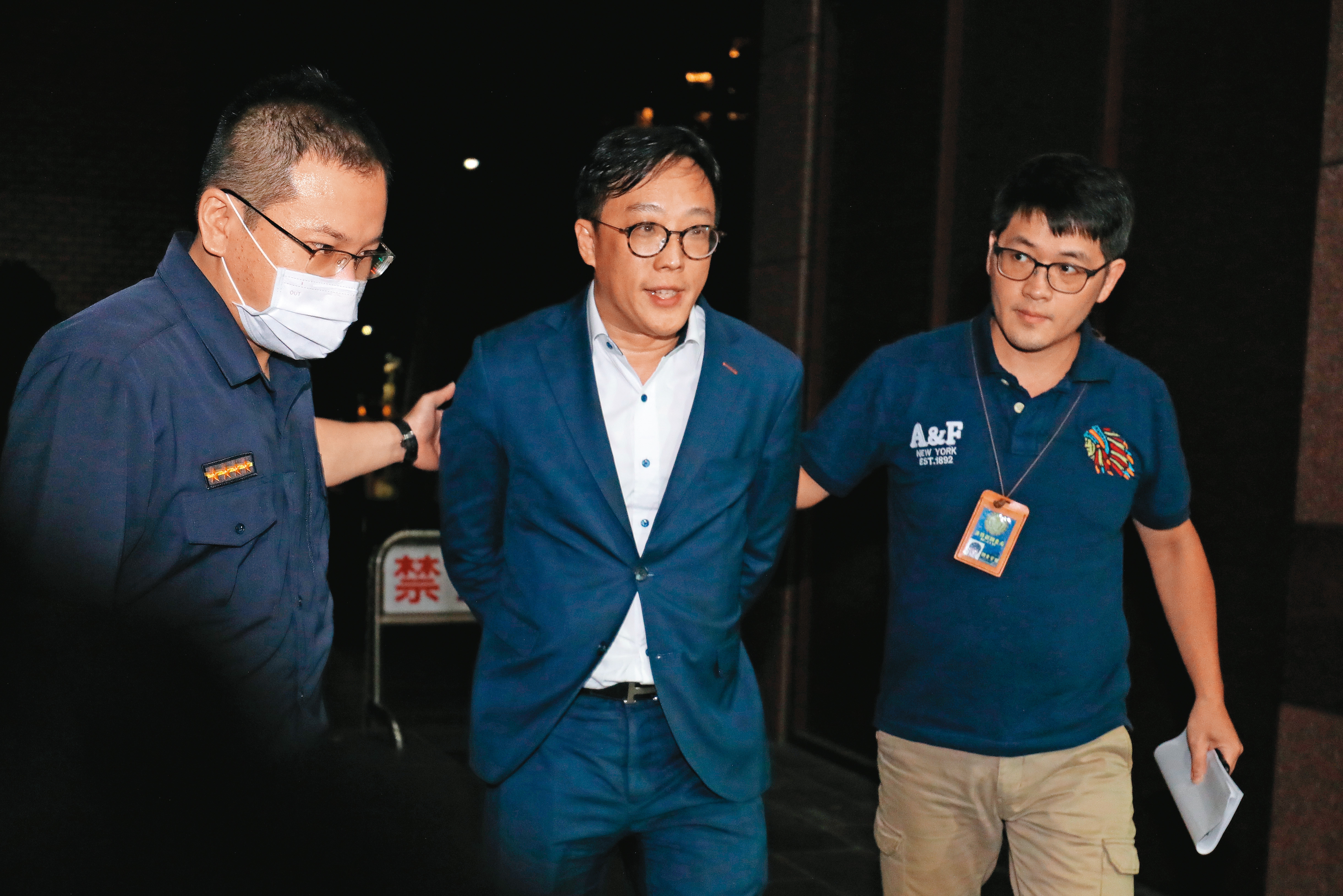 前趨勢民調公司總經理吳世昌（中）被控替徐永明索賄，曾狠批檢方羅織罪名，一審遭重判後再批司法已死。