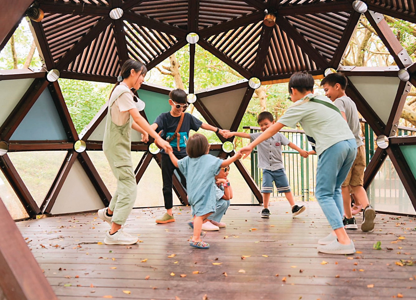 在埔頂公園溫馨感的樹屋中，孩子們玩得不亦樂乎。（林叨囝仔提供）