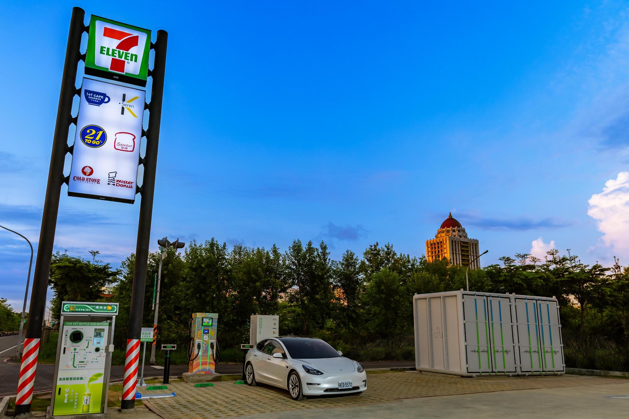 台泥特別為統一集團旗下的7-ELEVEN亞萬店,規劃設計全世界第一個環保與耐火抗爆兼具的新式UHPC儲能櫃,成為今日亞萬店開幕焦點之一。(台泥提供)