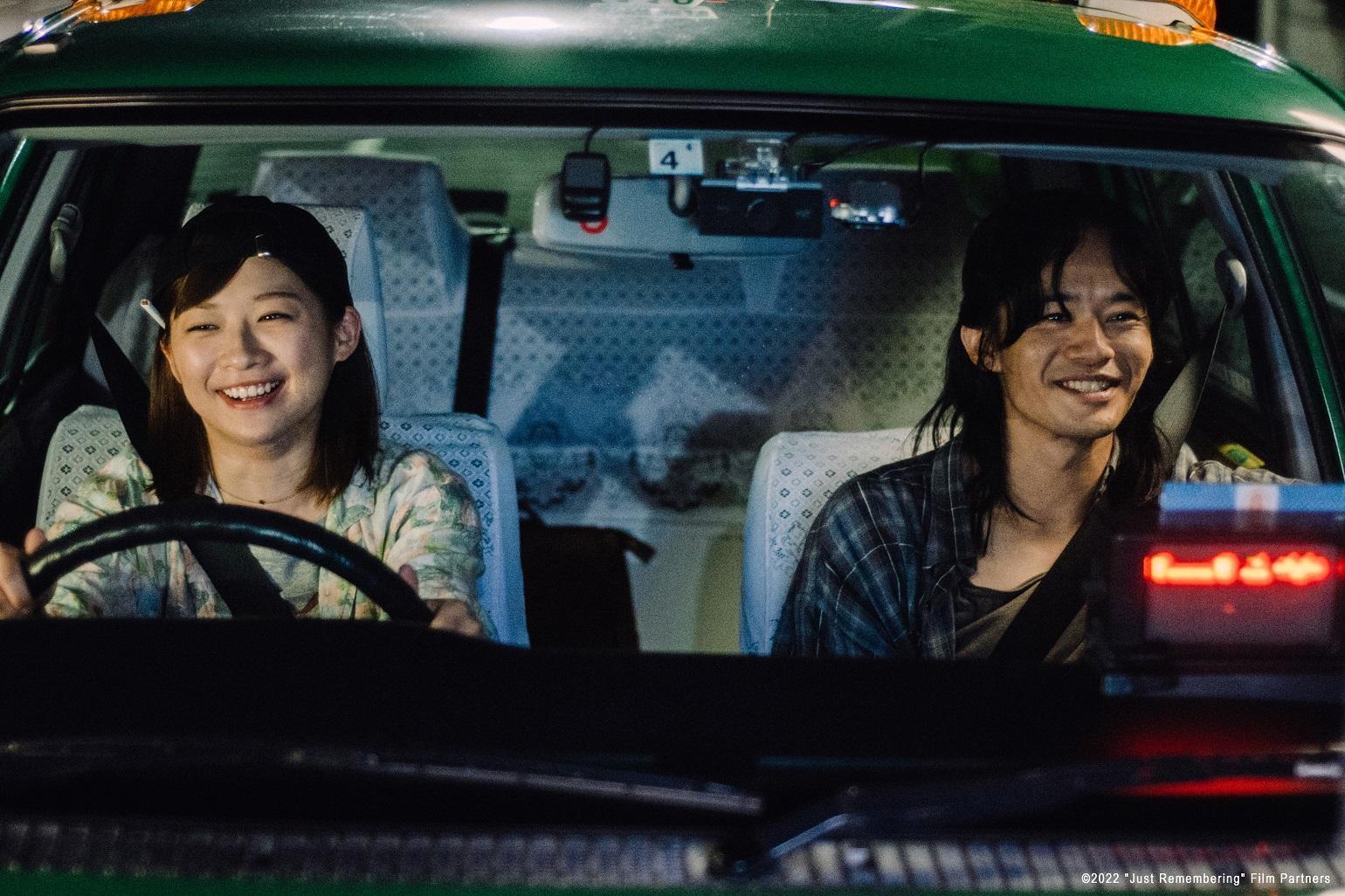 池松壯亮(右)與伊藤沙莉主演的《剛好想起你》榮獲東京國際影展觀眾票選獎。(桃園電影節提供)