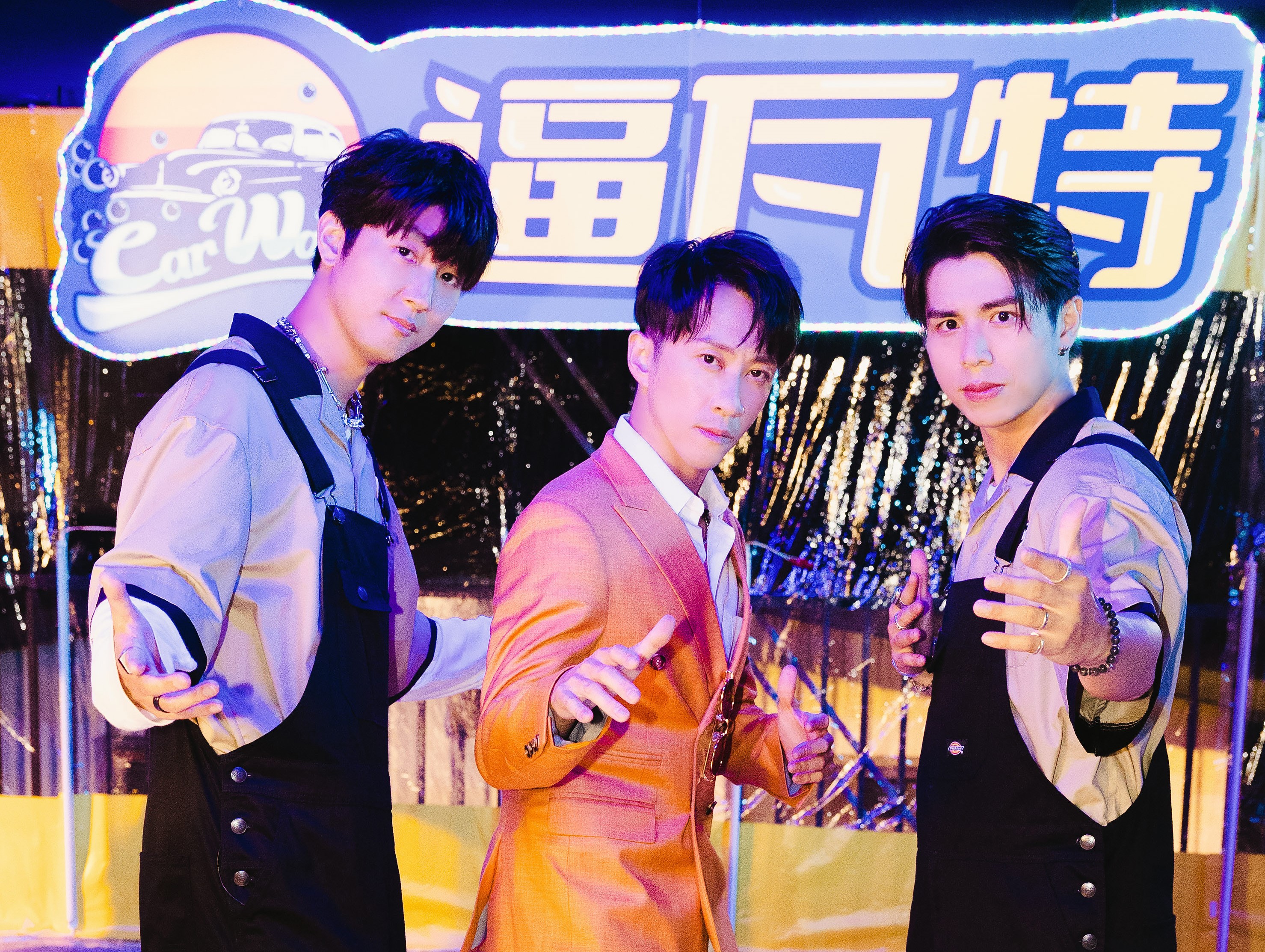 許書豪（左）以好友田一德（右）為靈感，並一起創作〈逼瓦特 Be Water, My Friend〉，當中陳漢典也義氣演出MV。（華納唱片提供）