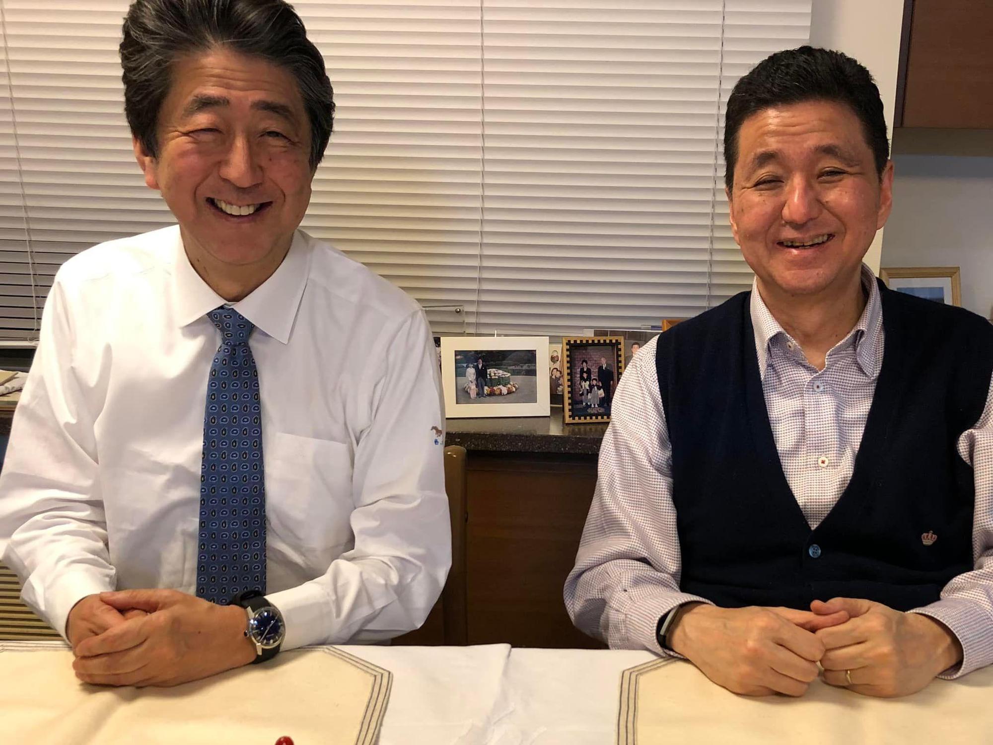 安倍晉三（左）遭槍擊身亡，胞弟岸信夫（右）今發文悼念。（翻攝自岸信夫臉書）