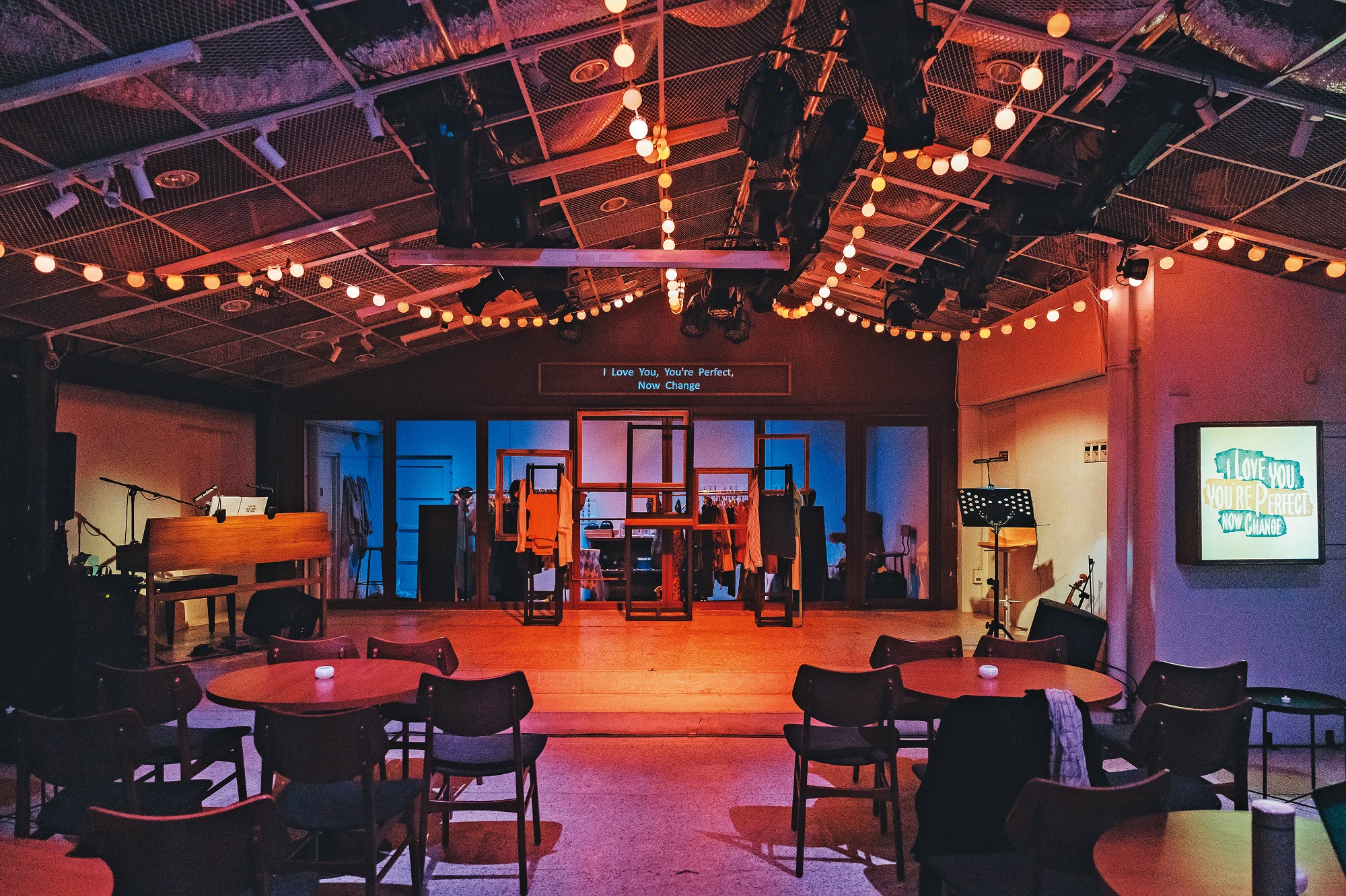 「PLAYground 南村劇場．青鳥．有．設計」白天是藝文書店，晚上經過場地布置，化身有小酒館氛圍的劇場。（活性界面提供）