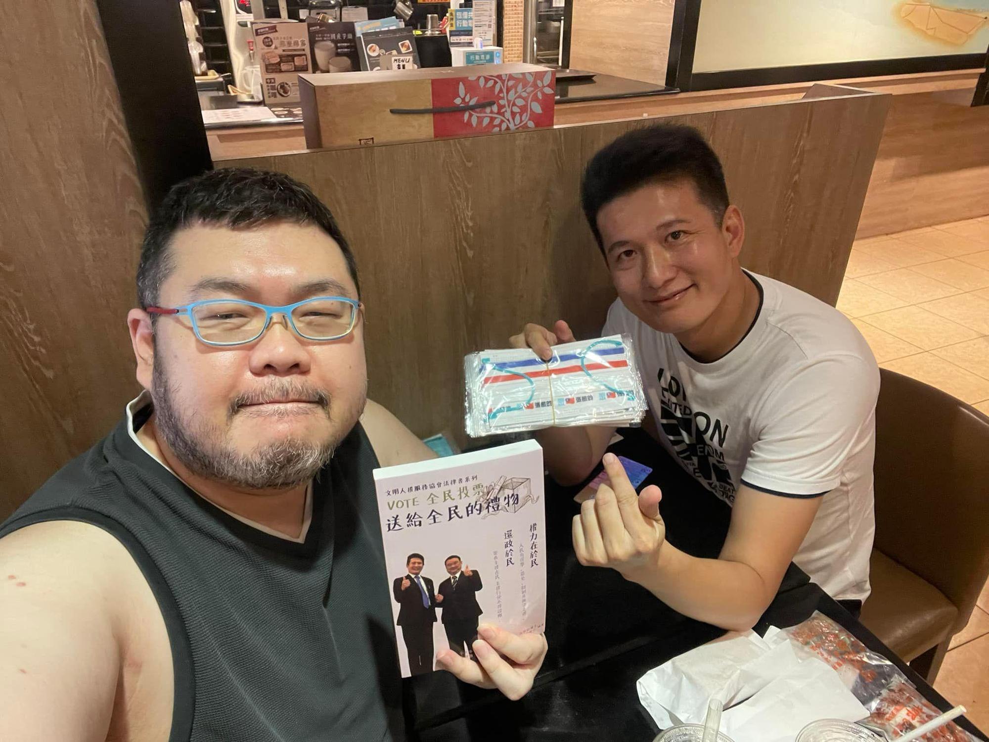 四叉貓（左）日前和民眾黨心北市議員參選人張凱鈞（右）一起用餐，引發支持者不滿。（翻攝自四叉貓臉書）