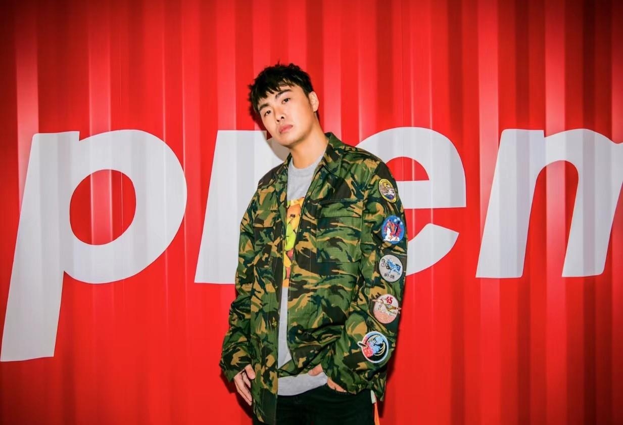 亦宸曾征戰過《我要當歌手》、《中國好聲音》等歌唱節目，比賽經驗相當豐富。很有想法的他初期自掏腰包運用發紅包等小技巧將人導進直播間，再用招牌好歌喉把路人都圈成粉絲。