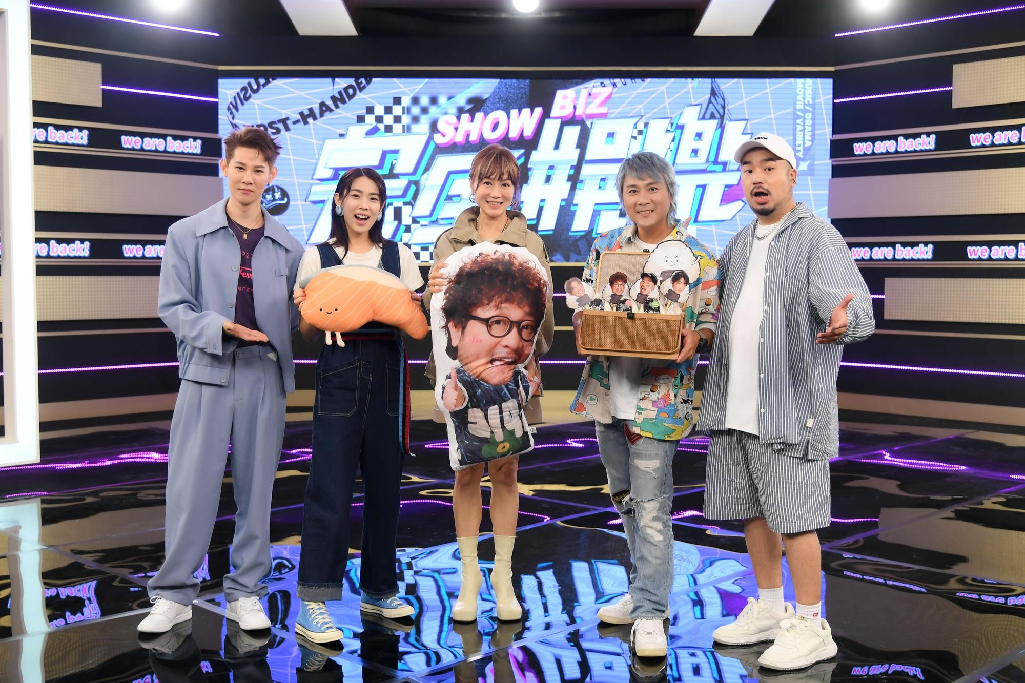 《完全娛樂》平日晚間6點半至7點在三立都會台播出,仍由林思宇宇宙、阿達、夏和熙主持。(三立提供)