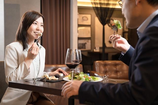一名33歲的單身女性開出4個擇偶條件，不少網友都認為太過嚴苛。示意圖非當事人。（photoAC）