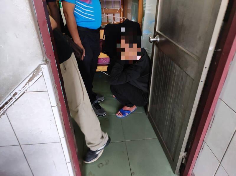 警方上門搜索，逮捕癌末、洗腎兄弟檔毒販，以及假「探病」真買毒的藥腳共14人。（翻攝畫面）