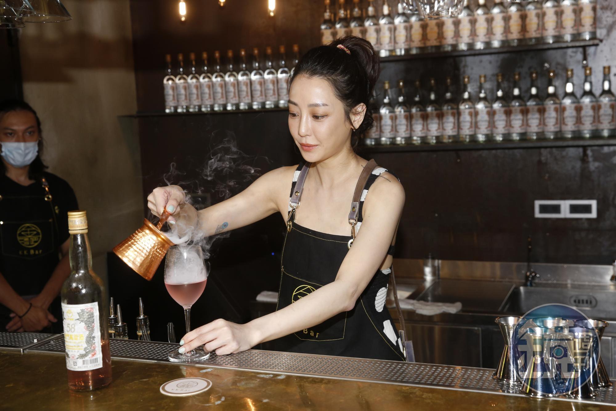 謝欣穎以一日店長的身份，邀請大家在《KK Bar金酒吧》限定期間品嘗調酒。