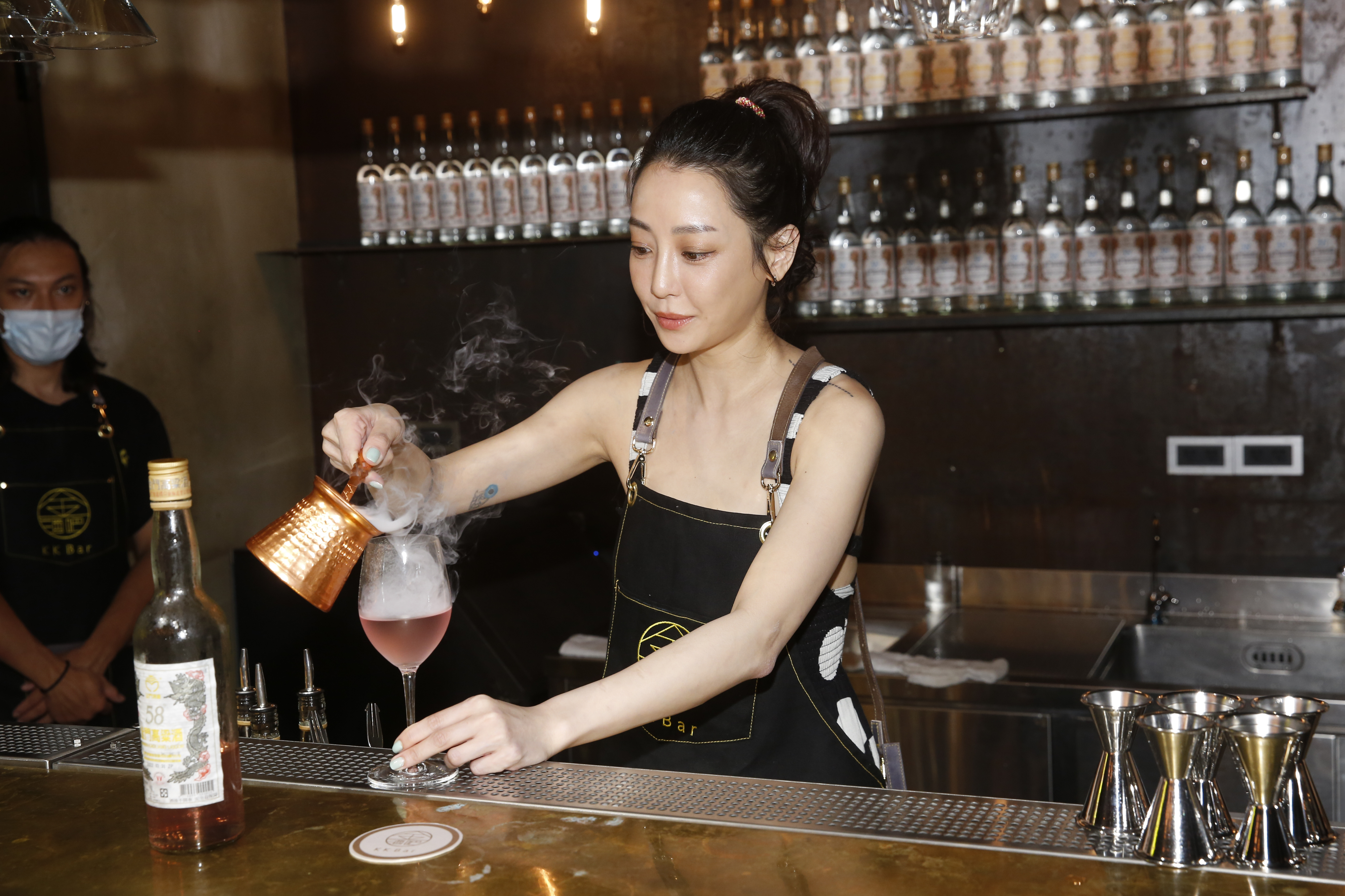 謝欣穎以一日店長的身份,邀請大家在《KK Bar金酒吧》限定期間品嘗調酒。