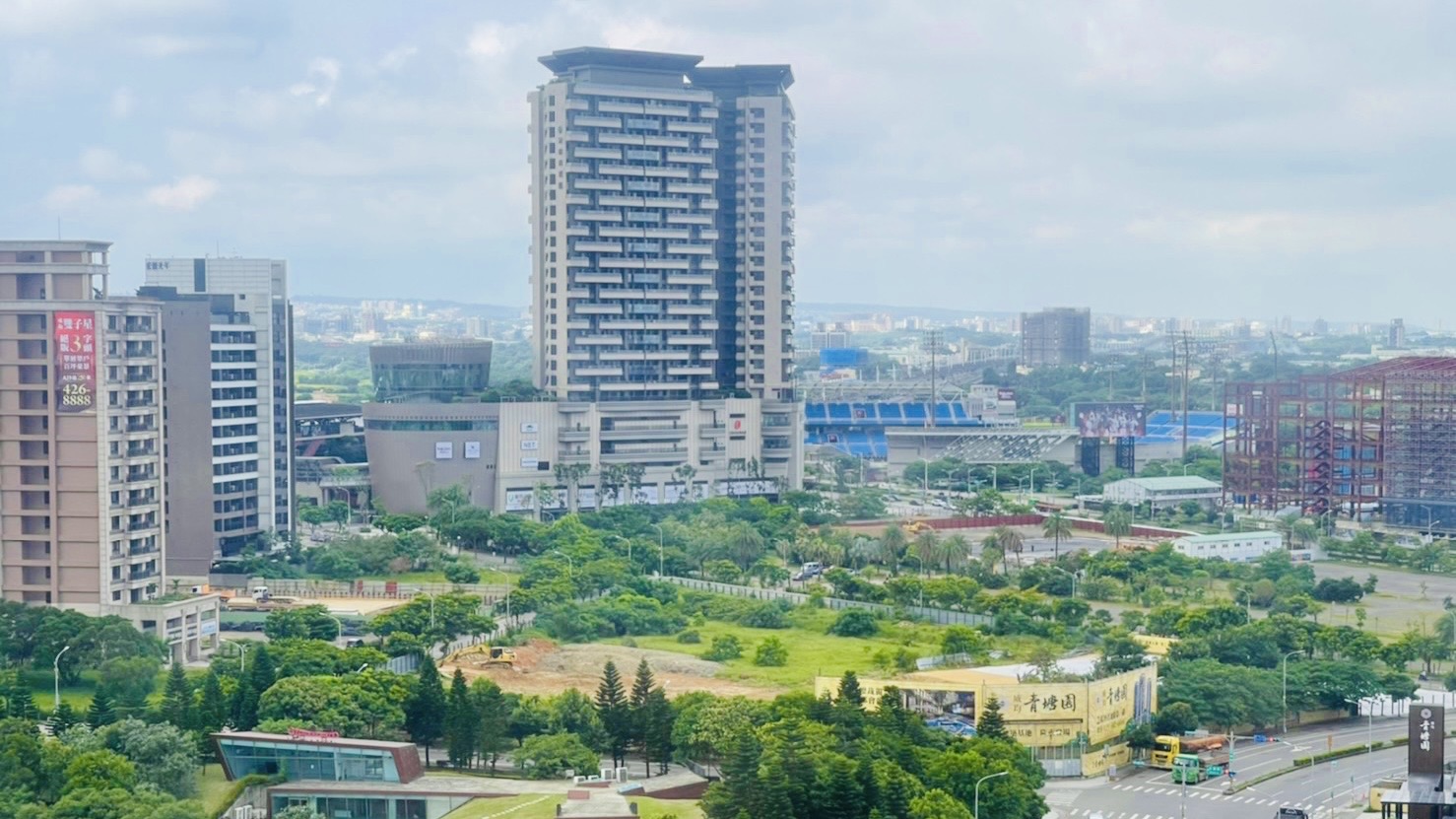 位於青埔高鐵特區內的「威均青塘園」，以每坪單價58萬元，近6字頭的記錄，拿下桃園今年每坪最高單價豪宅的頭銜。（台灣房屋提供）