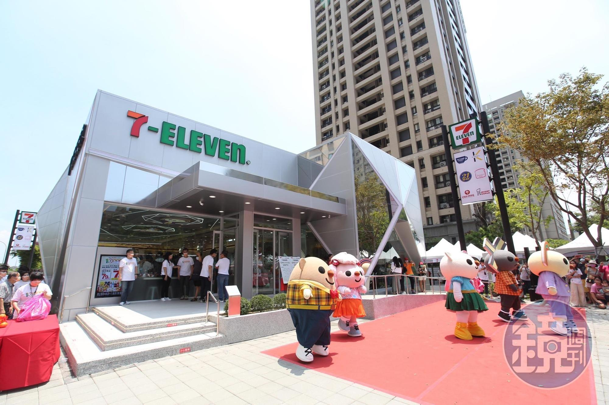 統一超亞洲第1萬家門市今日開幕，包括羅智先、高秀玲以及統一集團高階主管都共襄盛舉。