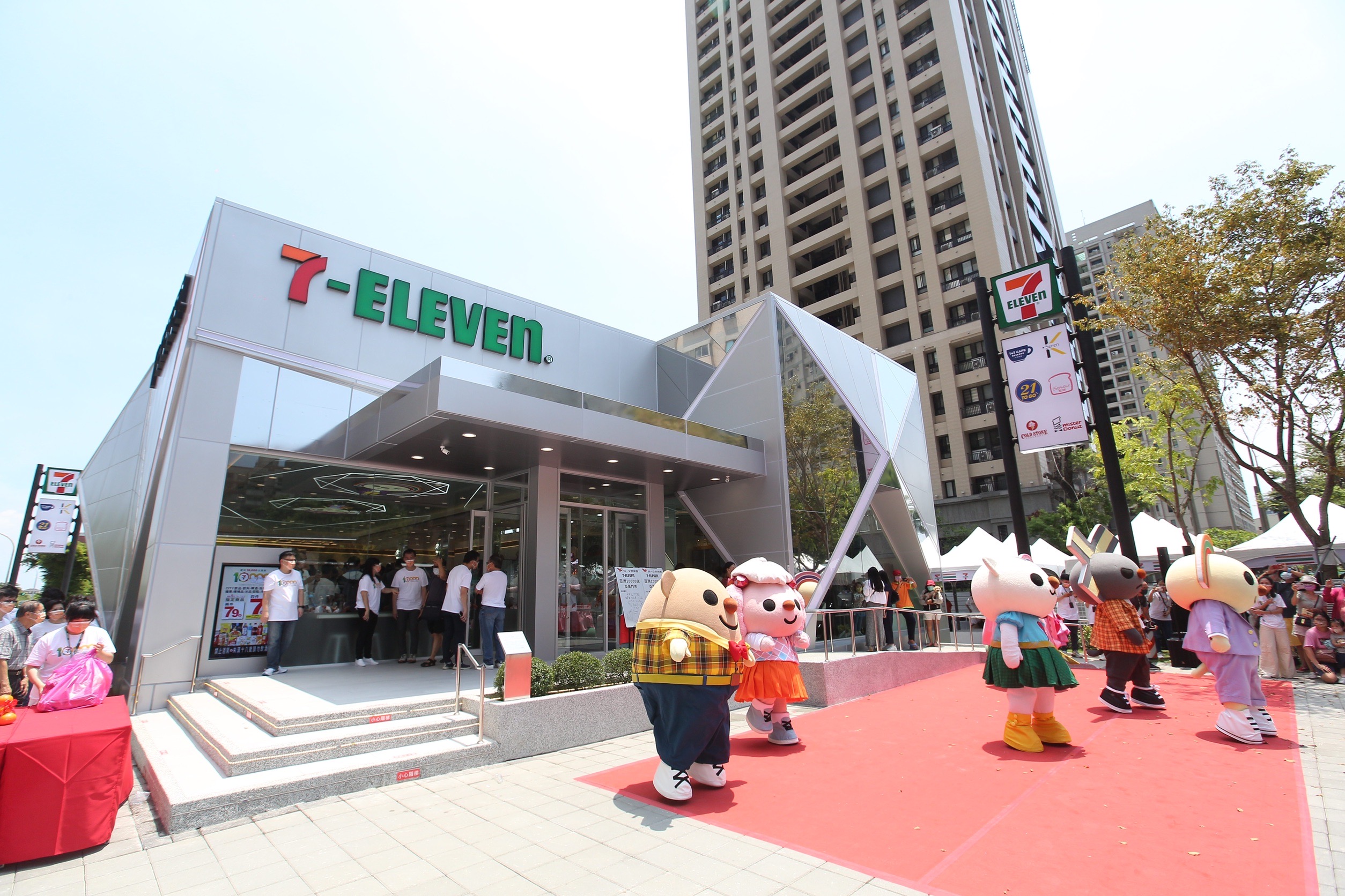 統一超亞洲第1萬家門市今日開幕，包括羅智先、高秀玲以及統一集團高階主管都共襄盛舉。