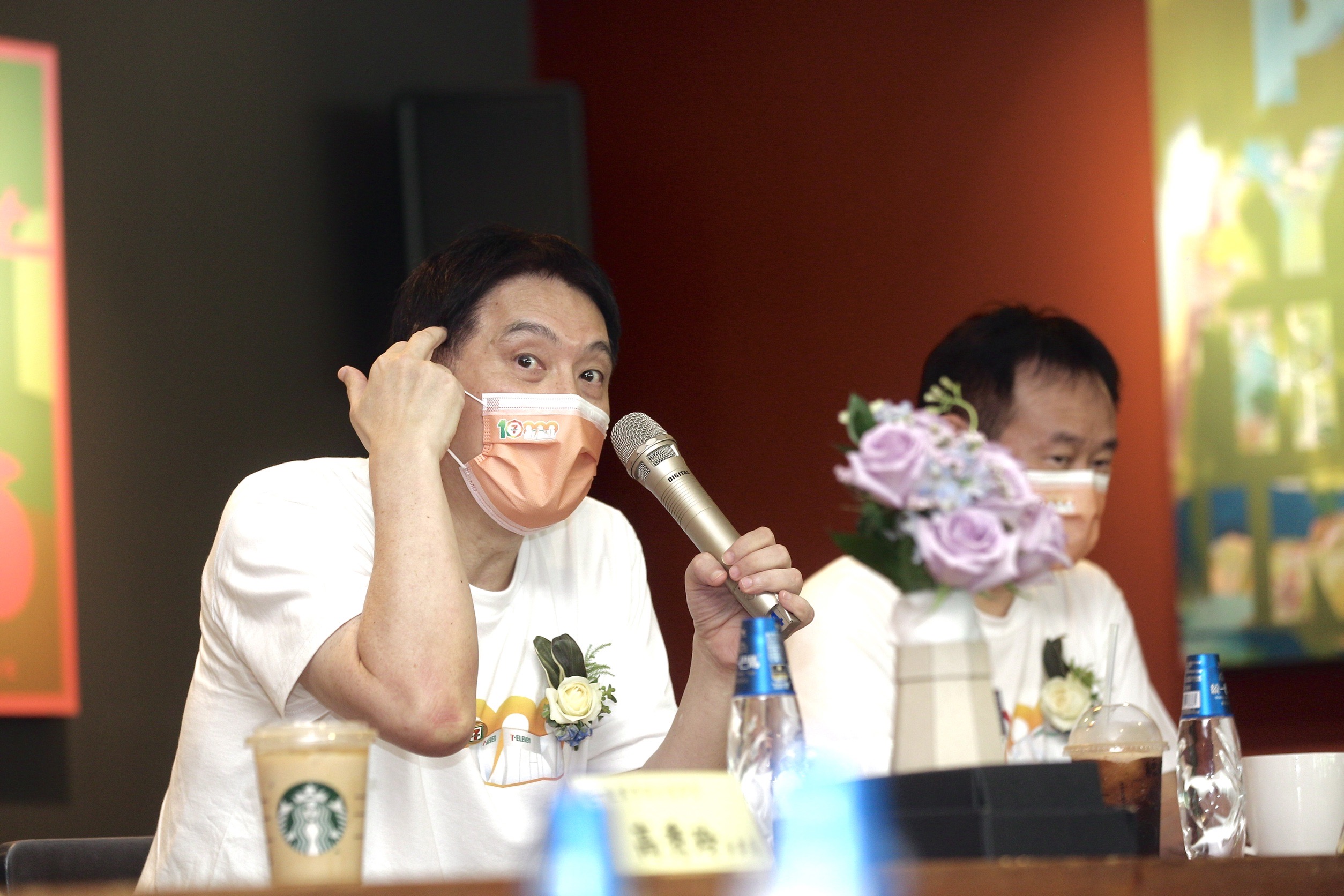 羅智先今日出席活動，對於全球經濟局勢變化看法悲觀。