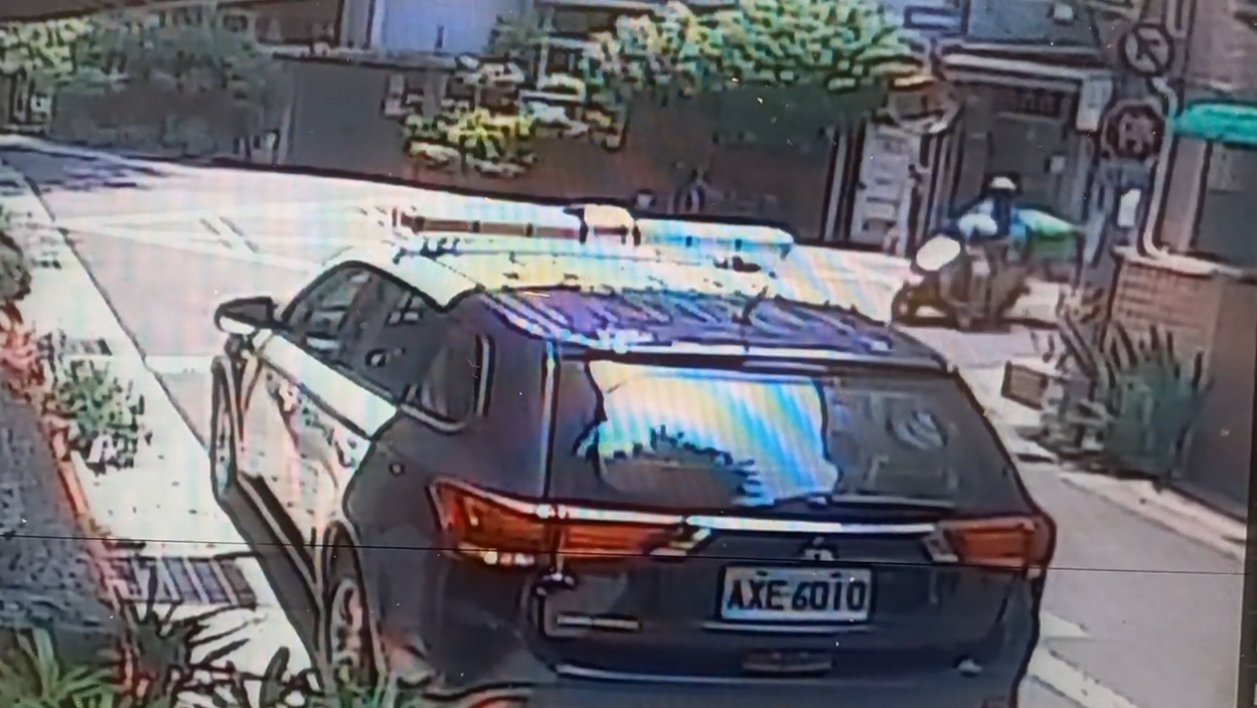 一名外送員試圖抄近路逆向,沒想到遇到執勤中的警車。(翻攝自爆廢公社公開版)