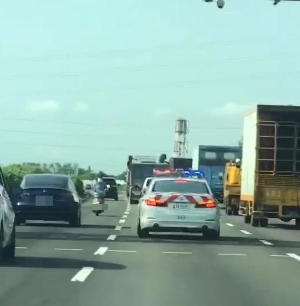 飆風姐最後鑽入車陣,將警方甩掉。(翻攝自全台記者爆料網)