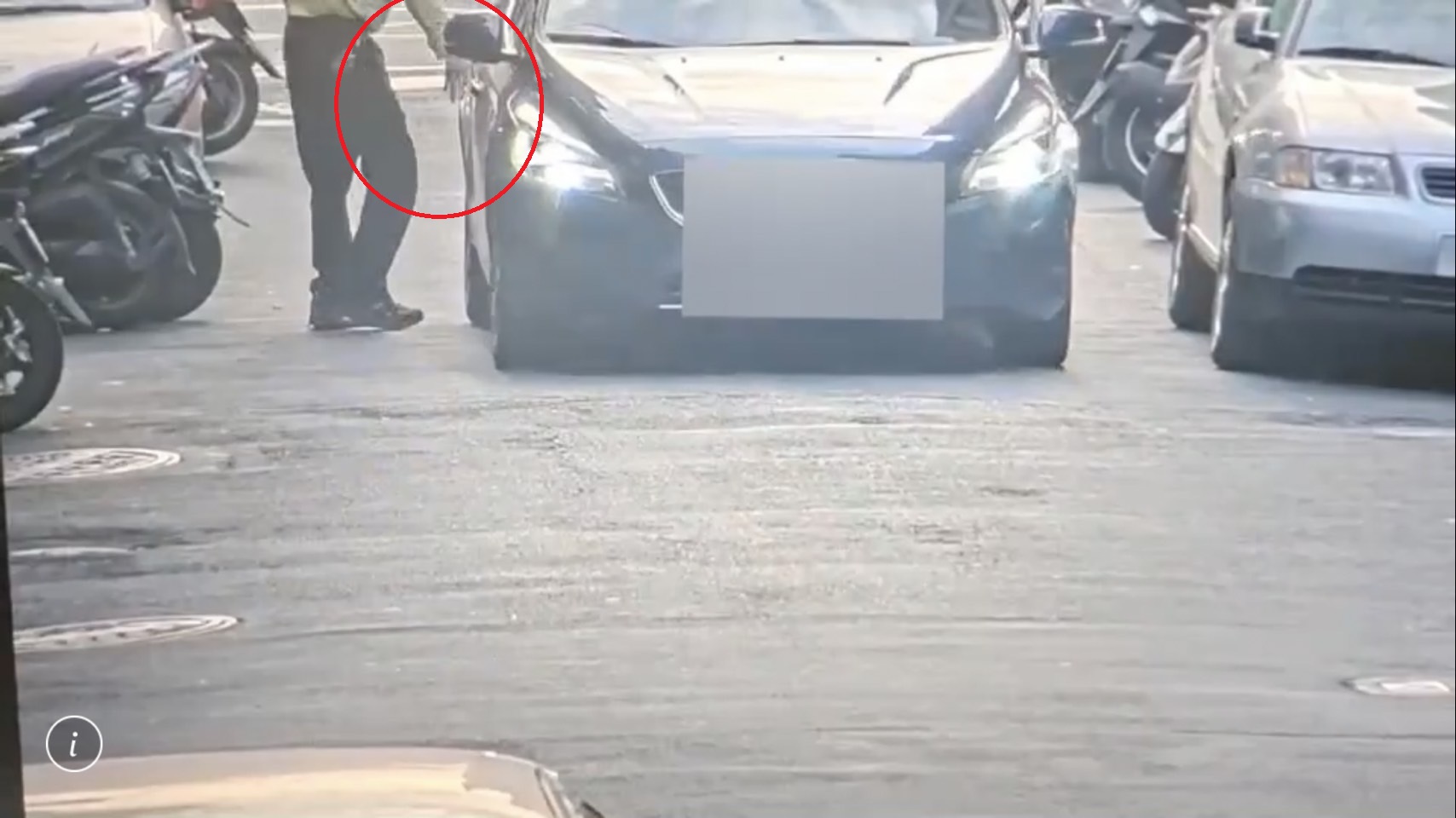 警方調閱監視器，發現郭男（紅圈）刻意碰瓷製造假車禍。（翻攝畫面）