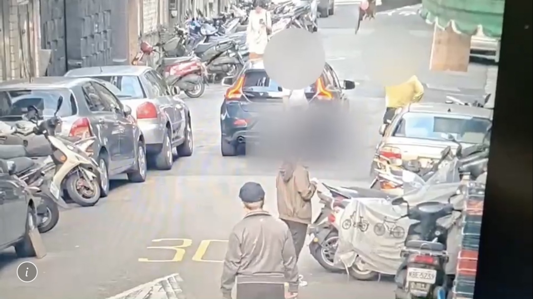 陳男下車察看，誤以為撞傷路人，還包給對方3千元紅包。（翻攝畫面）