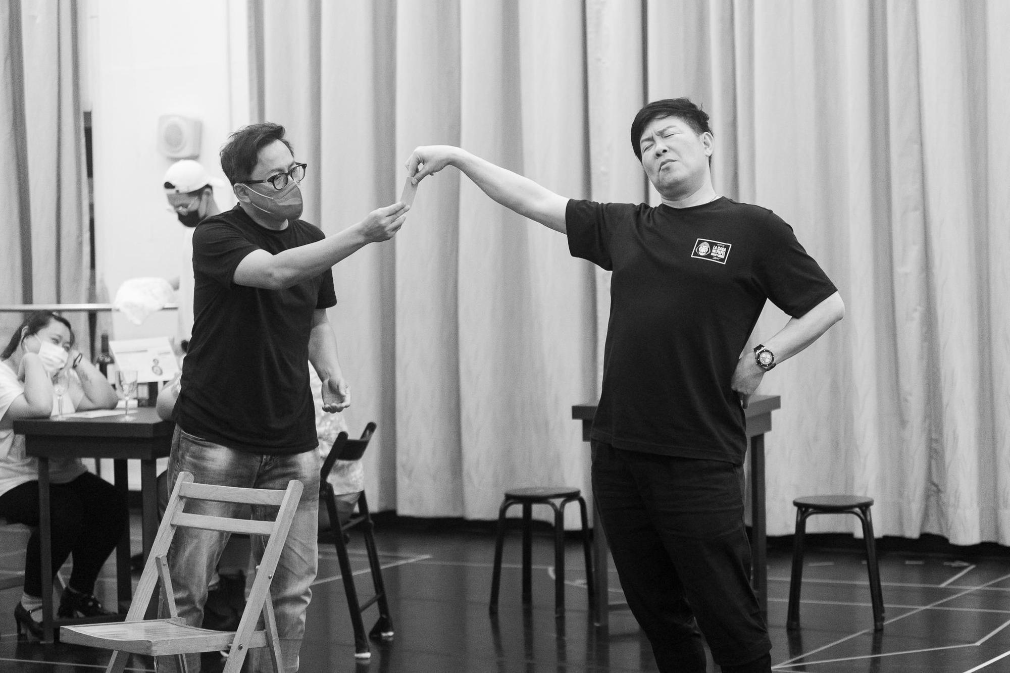 詹姆士（左）、曾國城都是同劇演員。（翻攝自果陀臉書）