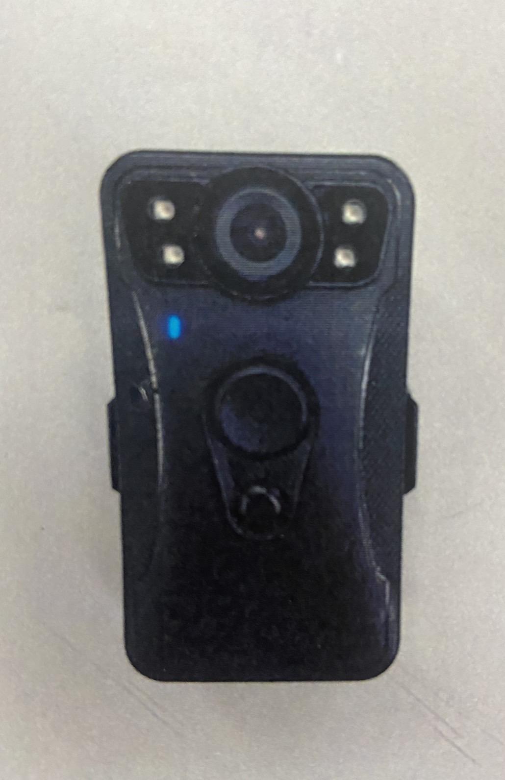 警方密錄器遭女子毀損。(翻攝畫面)
