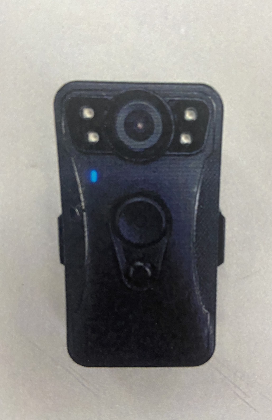 警方密錄器遭女子毀損。(翻攝畫面)