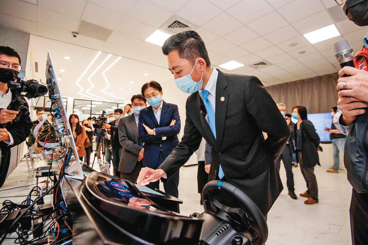 2021年底，聯詠就曾公開亮相，BMW i4前座螢幕採用的正是自家產品。右2為聯詠總經理王守仁。（翻攝自林智堅臉書）