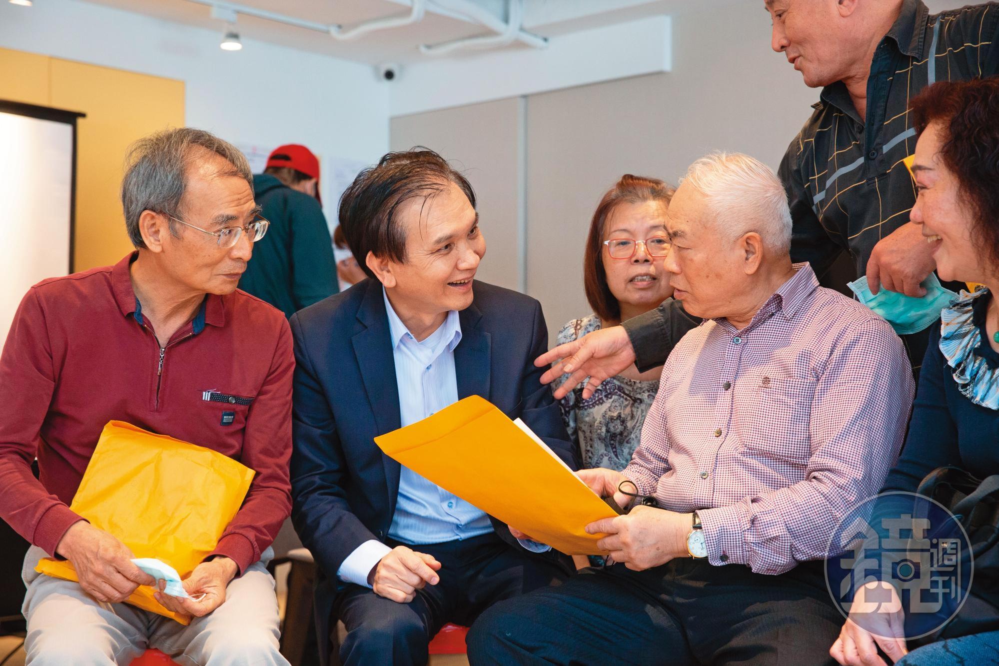 聖得福建設董座洪正雄（左2）認為「讓利」很重要，唯有地主同意，都更才能動。