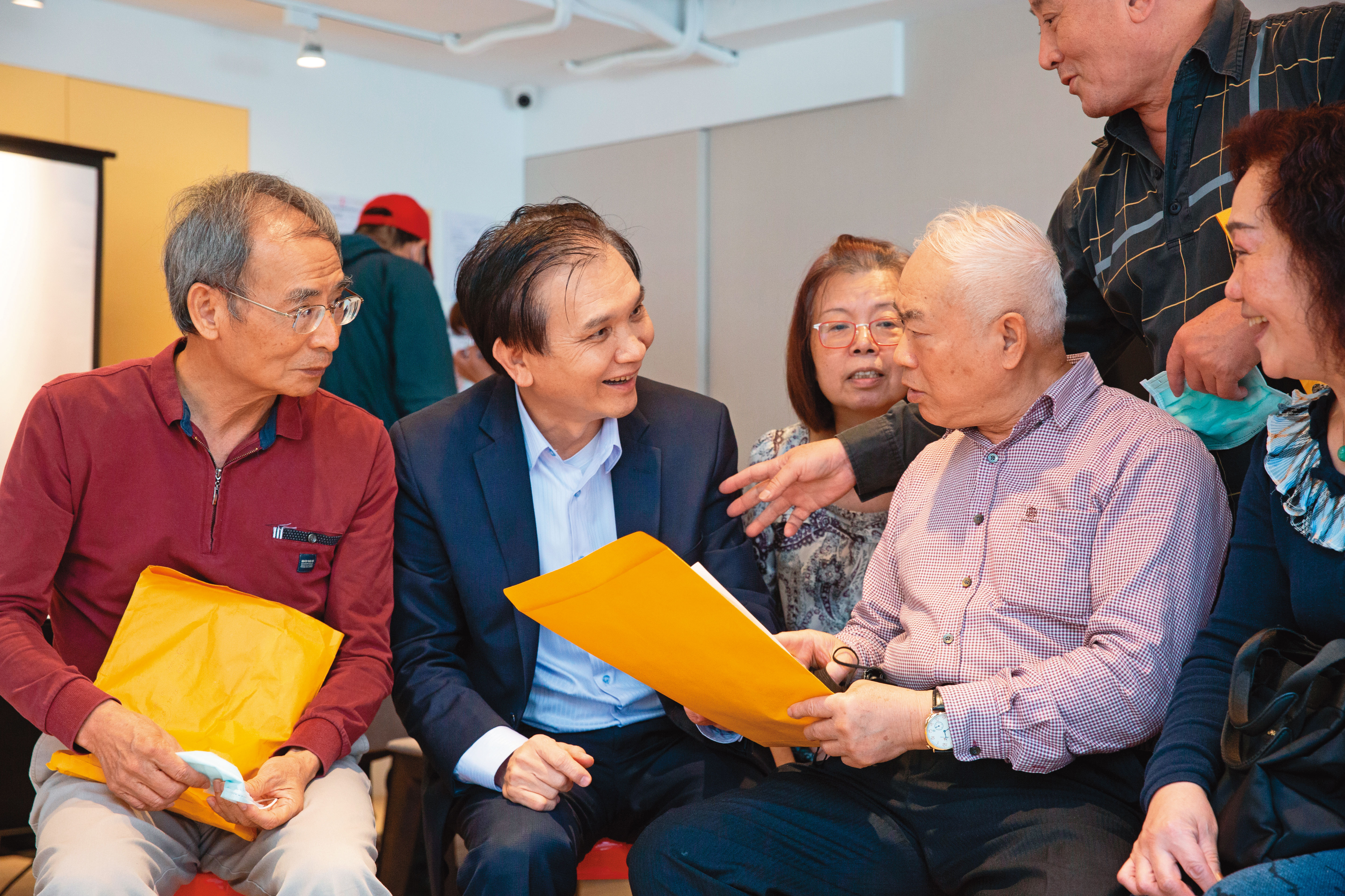 聖得福建設董座洪正雄（左2）認為「讓利」很重要，唯有地主同意，都更才能動。