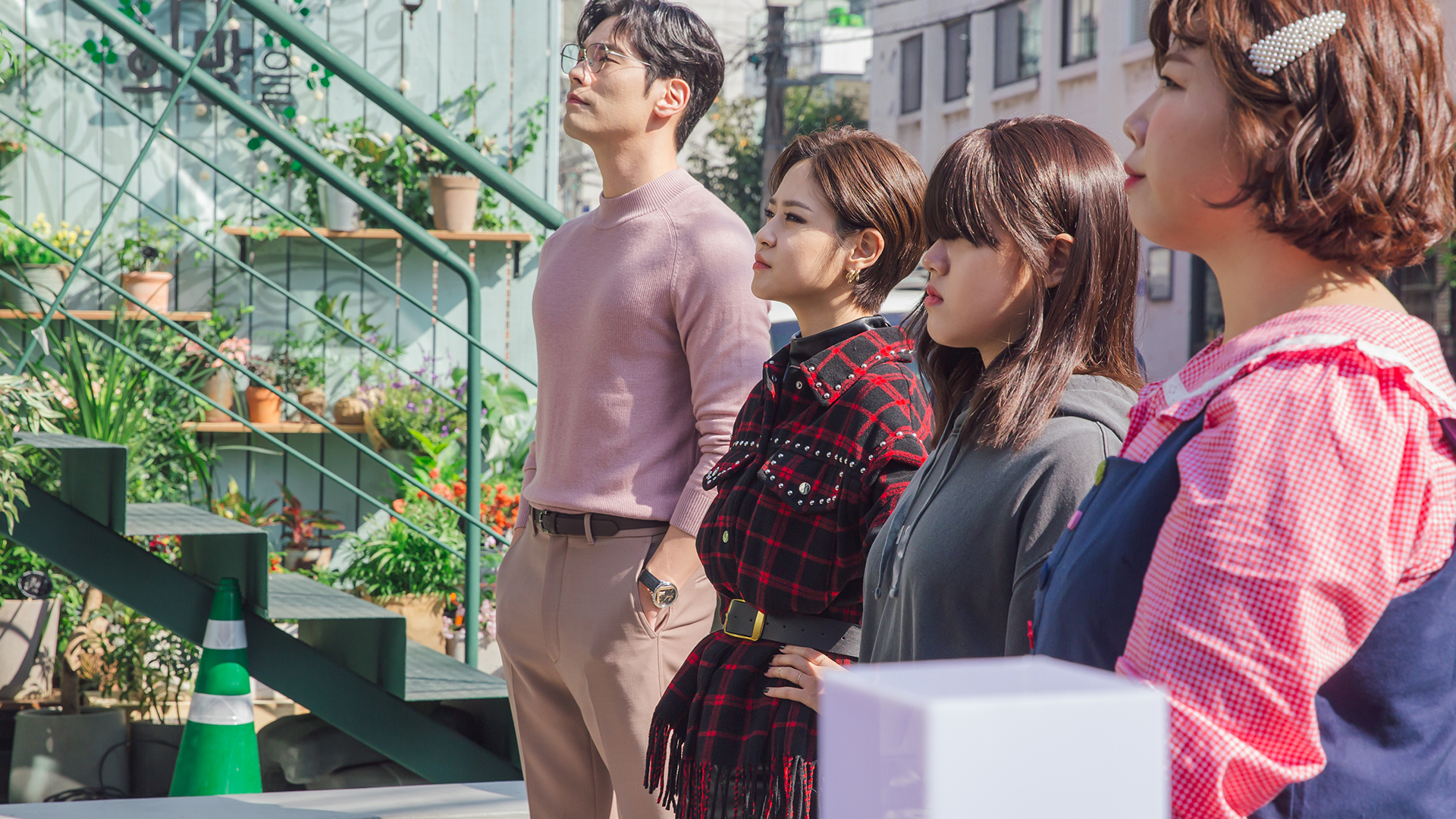 金香起（右二）在《飛起來吧，蝴蝶》飾演實習5年都無法轉正的實習美髮師，與崔丹尼爾（左一）有不少精彩對手戲。（龍華電視提供）