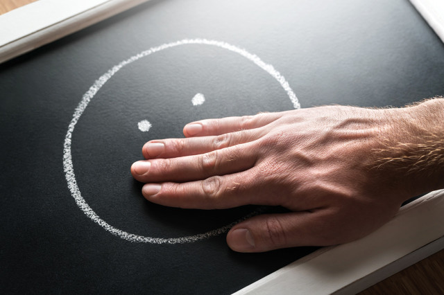 花蓮一名母親與女兒「交換祕密」，意外揭露鬼父行徑。（示意圖，東方IC）