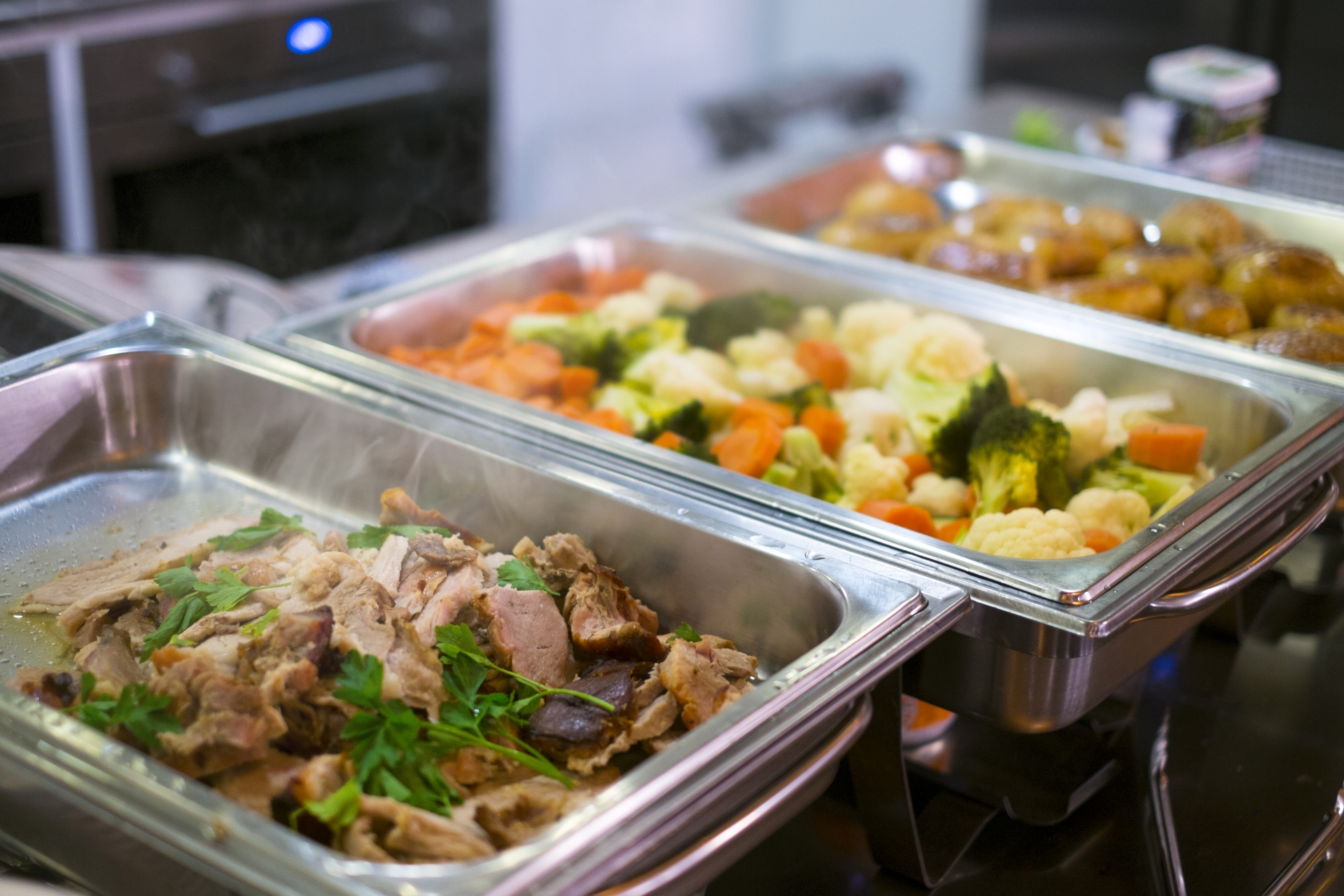 有些自助餐是依照重量計價，有些則是「用看的」憑感覺。（示意圖，photoAC）