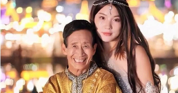 中國大陸一名7旬老翁在養女的幫助下完成心願，兩人的溫馨故事感動不少網友。（翻攝自微博）