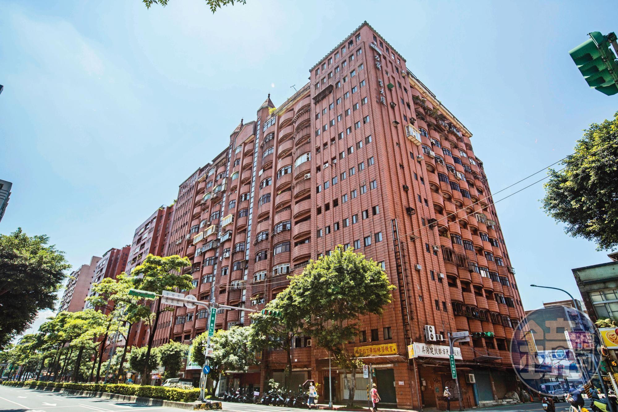 力霸皇家社區在921地震後成為危樓，驗出海砂屋，踏上漫長的重建之路。