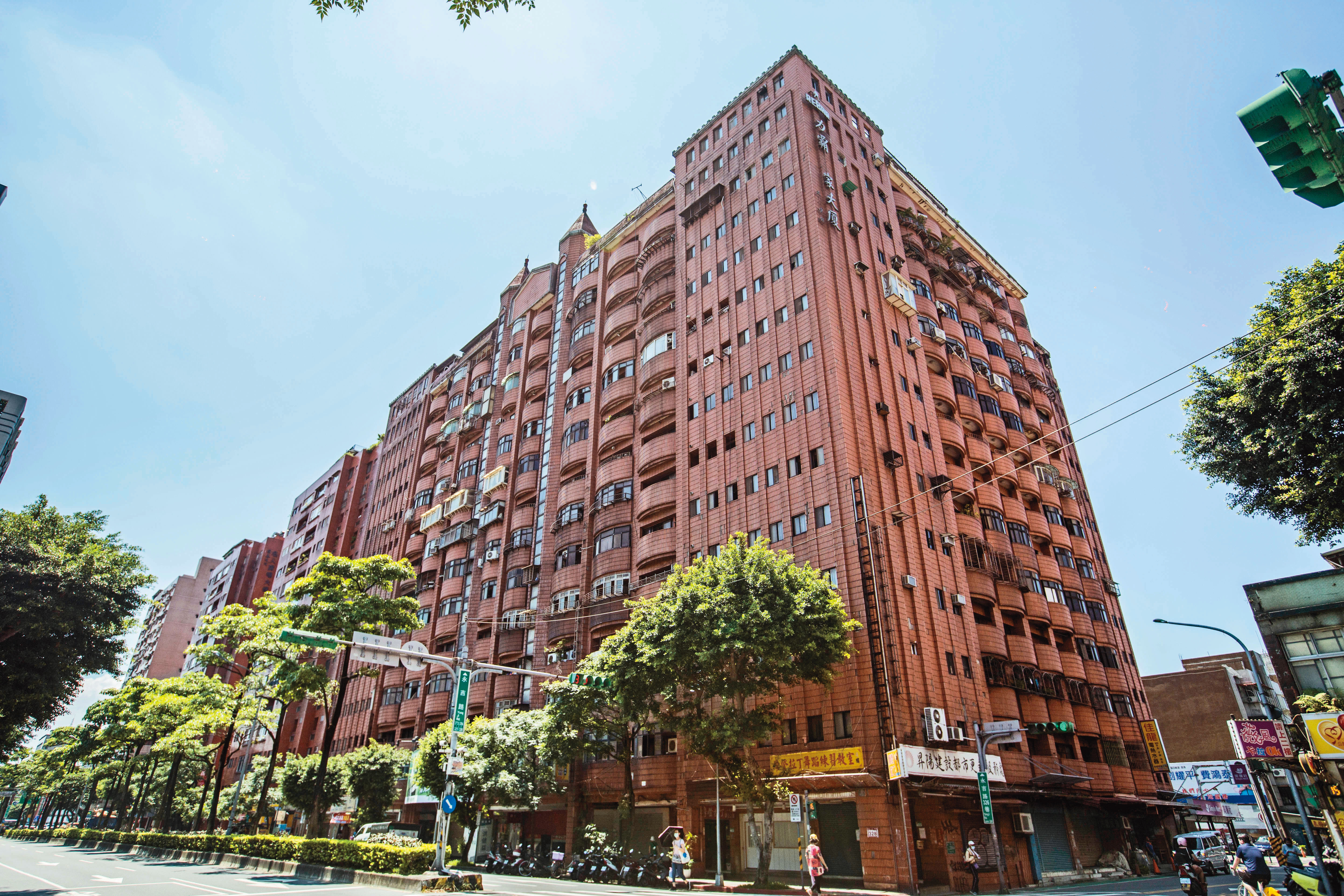 力霸皇家社區在921地震後成為危樓,驗出海砂屋,踏上漫長的重建之路。