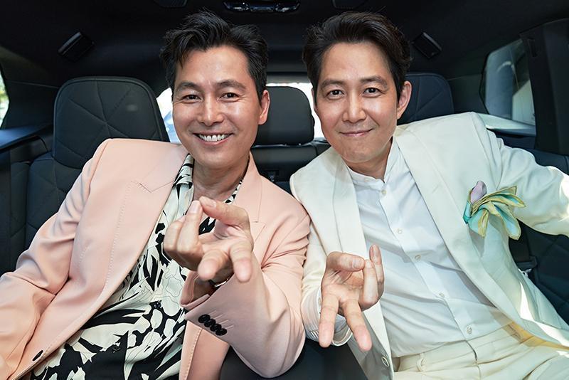 李政宰(右)邀鄭雨盛演出自己編導的電影《獵首密令》,雙帥今年一起前進坎城影展,還比出時下最夯的倒V手勢。(翻攝自Daum Movie)