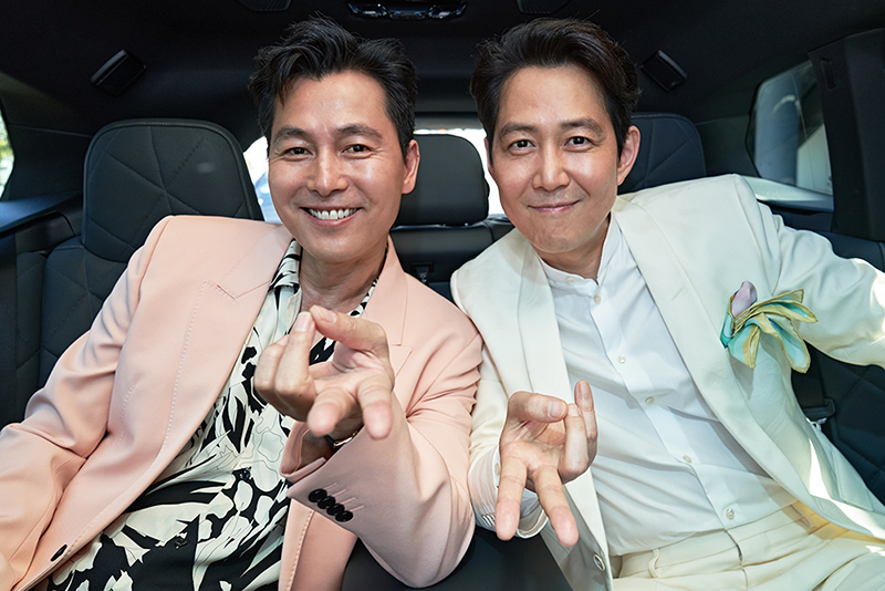 李政宰（右）邀鄭雨盛演出自己編導的電影《獵首密令》，雙帥今年一起前進坎城影展，還比出時下最夯的倒V手勢。（翻攝自Daum Movie）