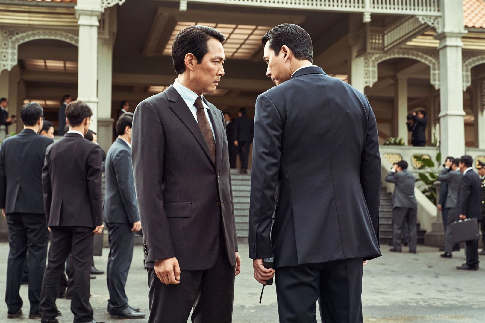 鄭雨盛(右)接到李政宰演出邀請後,竟拒絕他4次才答應演出《獵首密令》。(龍祥電影提供)