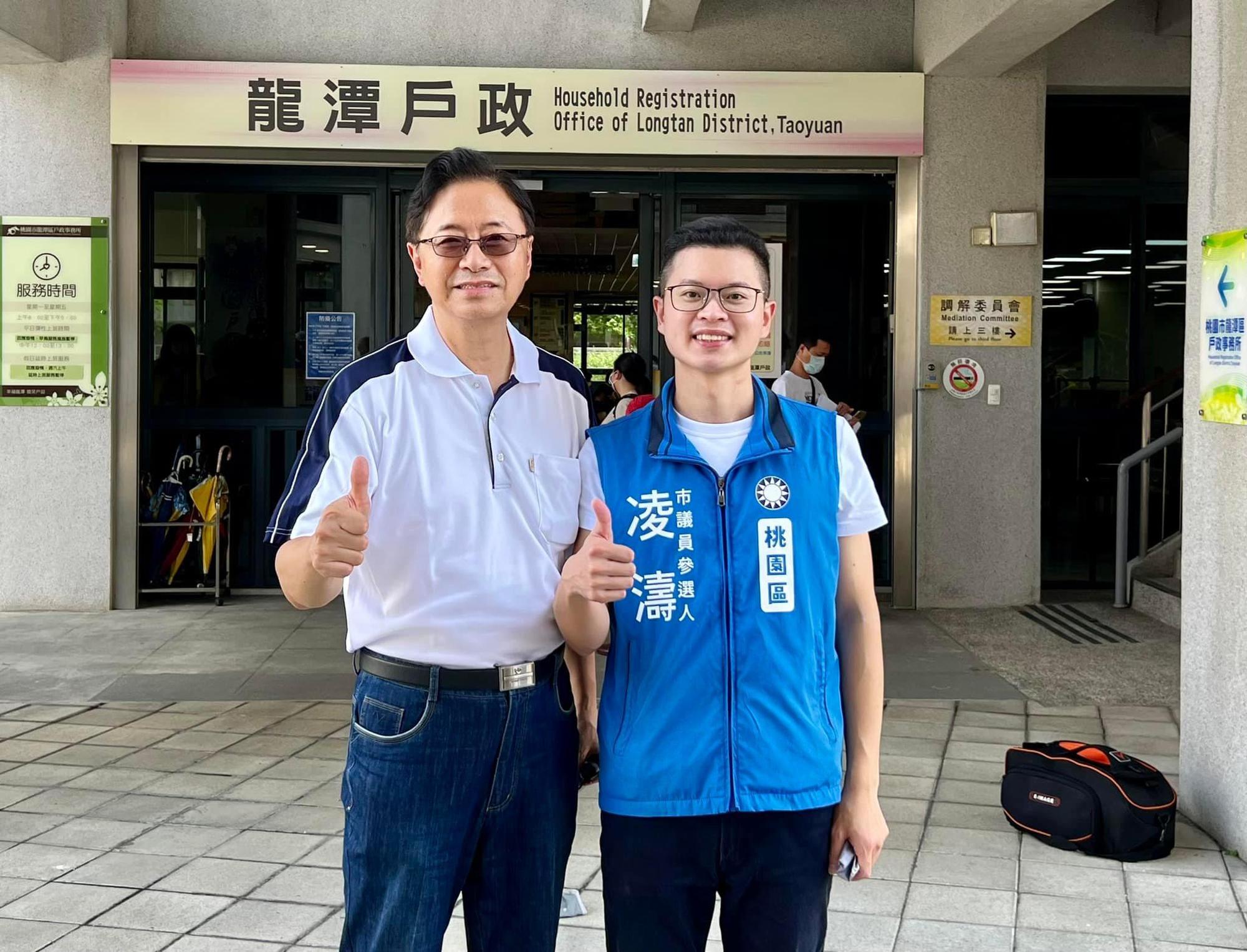  國民黨桃園市議員參選人凌濤（右）質疑，林智堅的英文競選口號「Keep Going！」抄襲李眉蓁競選高雄市長時的口號。（翻攝自凌濤臉書）