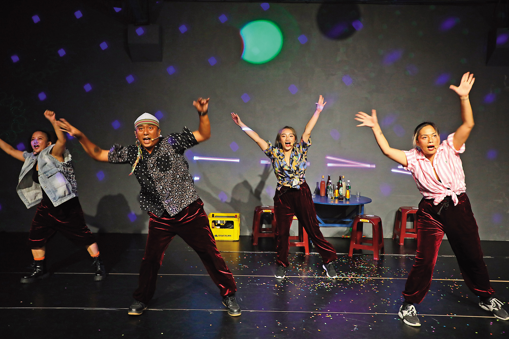 阿哲（左2）與妻子小妙（右1）回到故鄉台東，創辦「零捌玖舞蹈工作室」，透過舞蹈、歌唱教學，陪伴當地青少年成長。