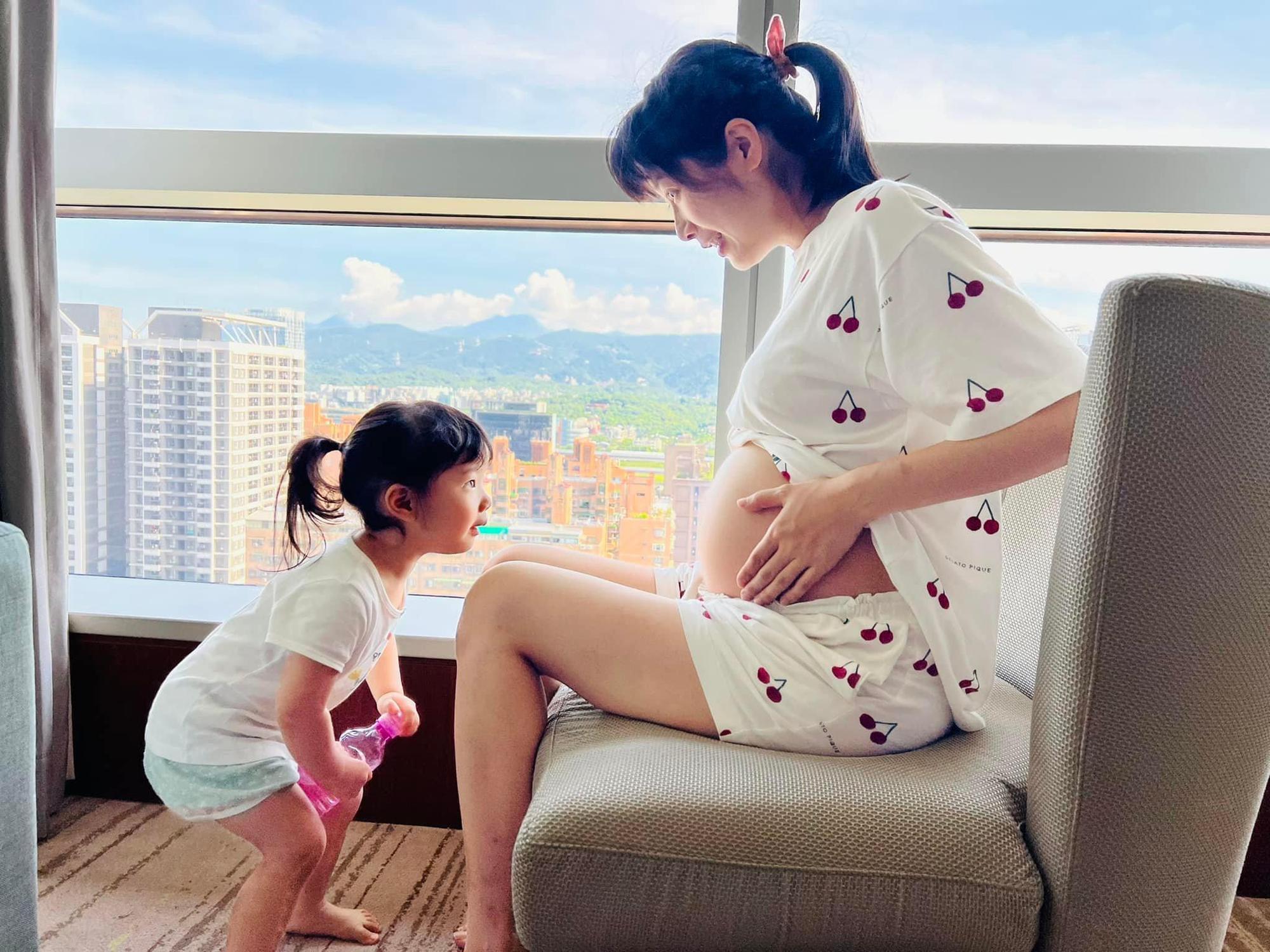九把刀6月底貼出太太的孕肚,也預告拜蹦快來了。(翻攝自九把刀臉書)