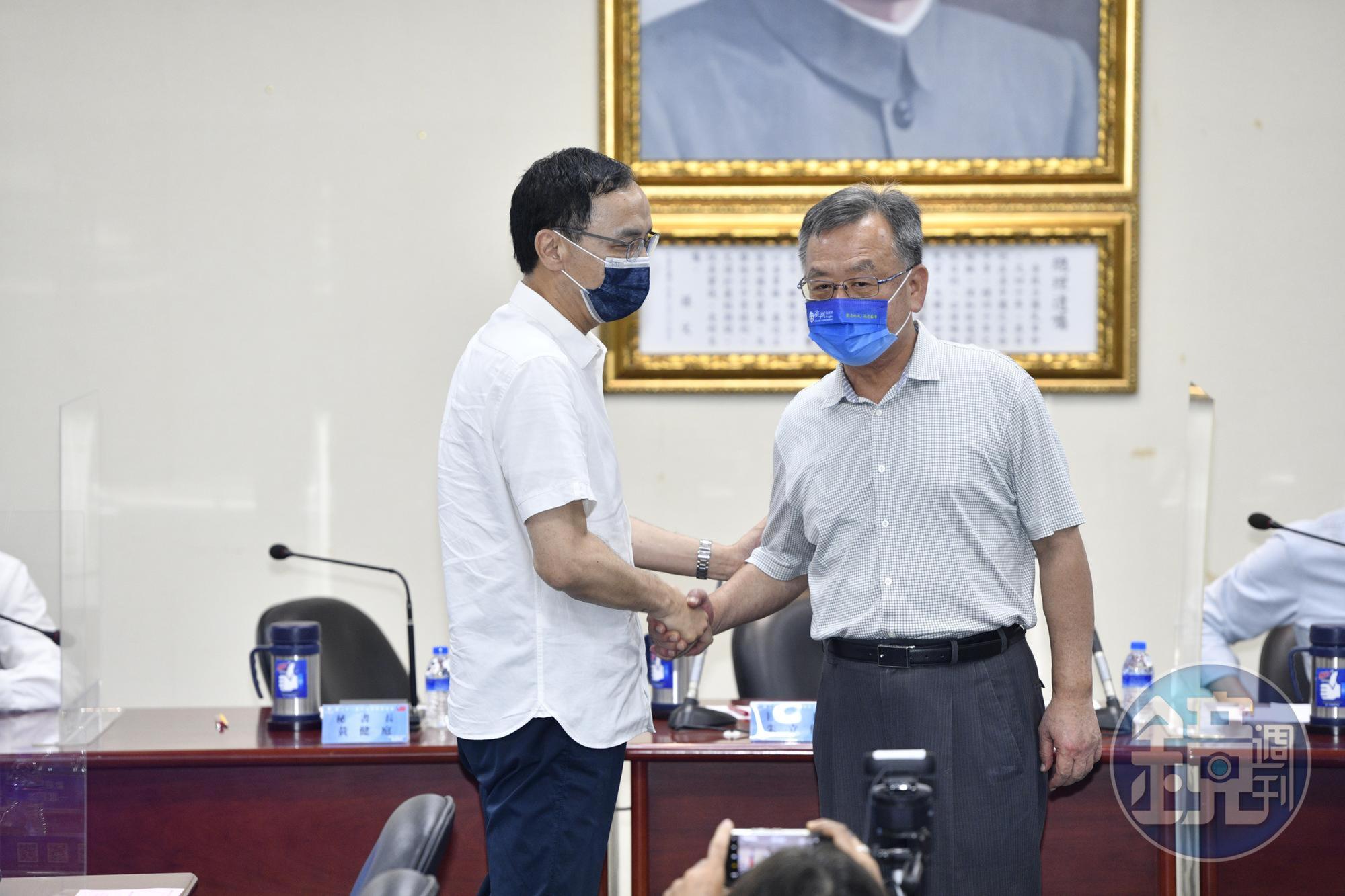 國民黨主席朱立倫（左）今於中常會宣布提名賴峰偉爭取連任澎湖縣長。