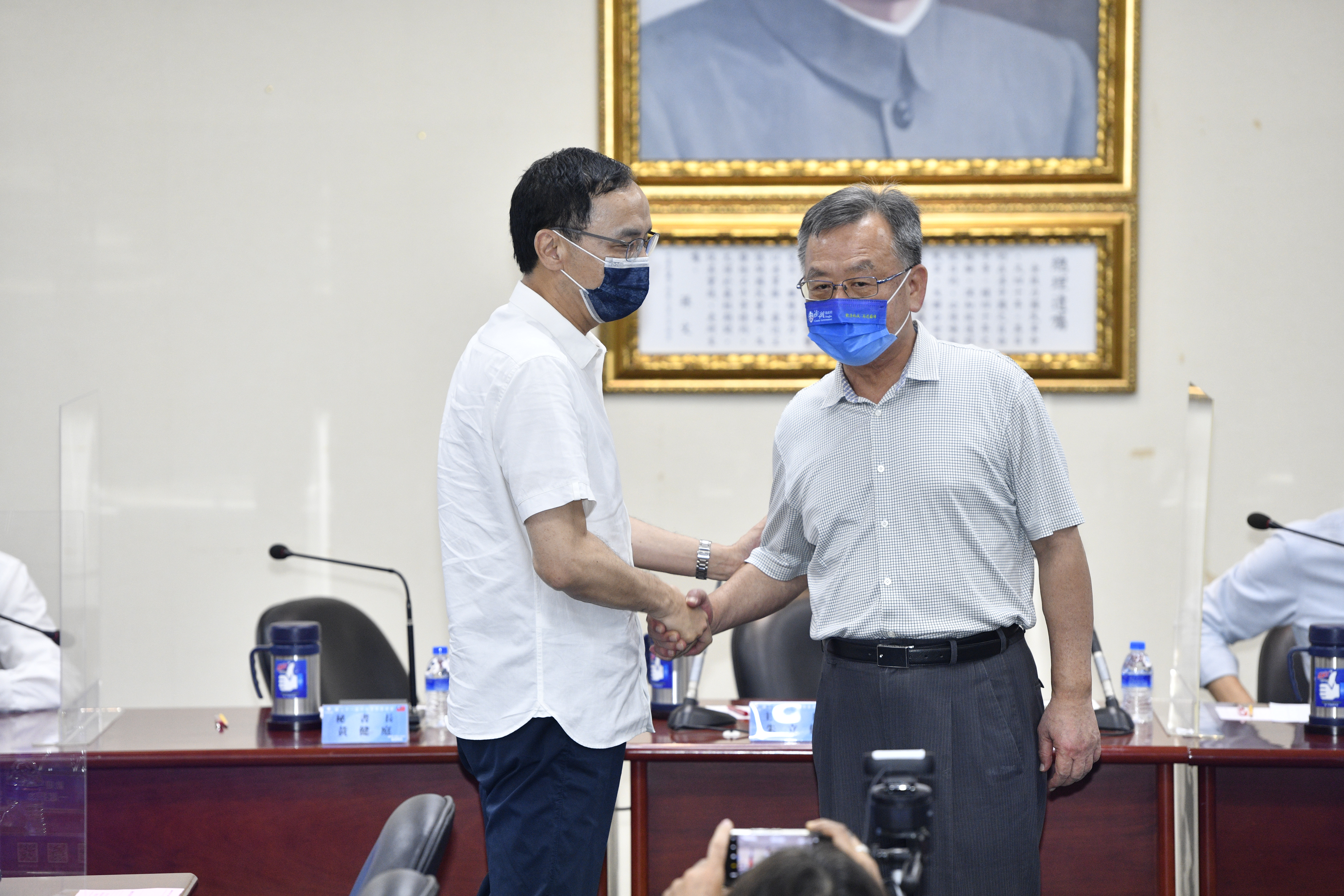 國民黨主席朱立倫(左)今於中常會宣布提名賴峰偉爭取連任澎湖縣長。