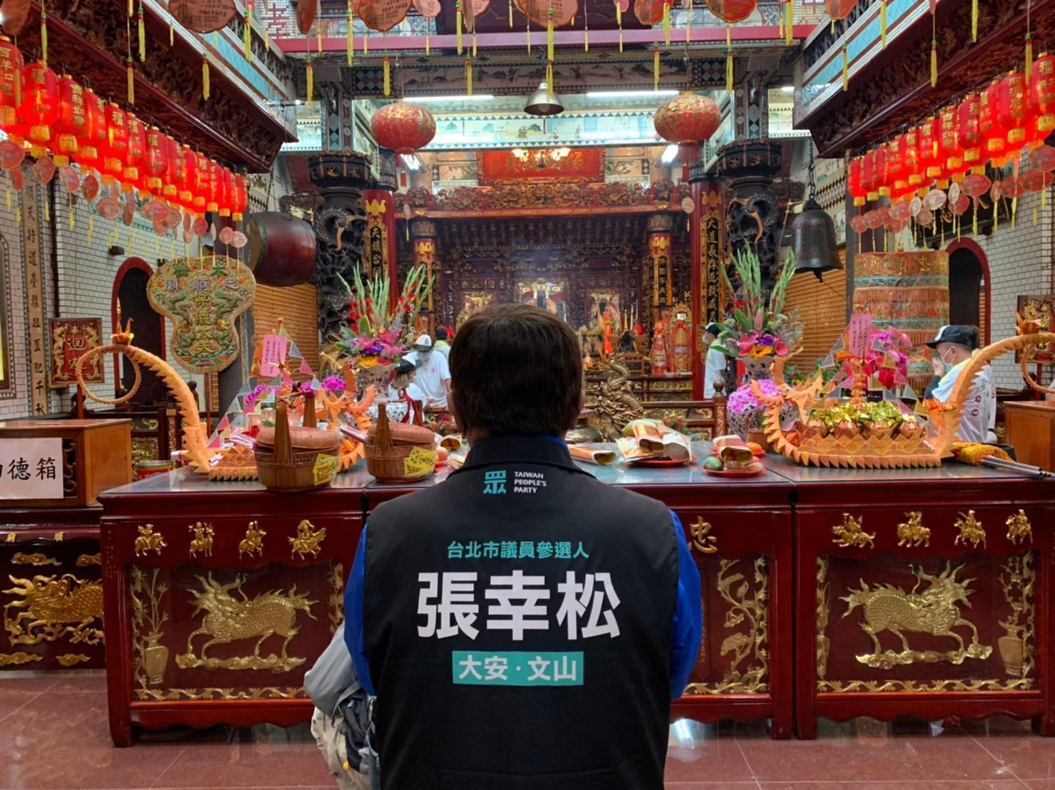 信仰虔誠的張幸松，期盼社會祥和。（讀者提供）