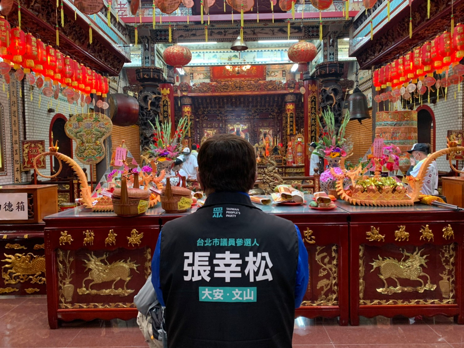 信仰虔誠的張幸松，期盼社會祥和。（讀者提供）