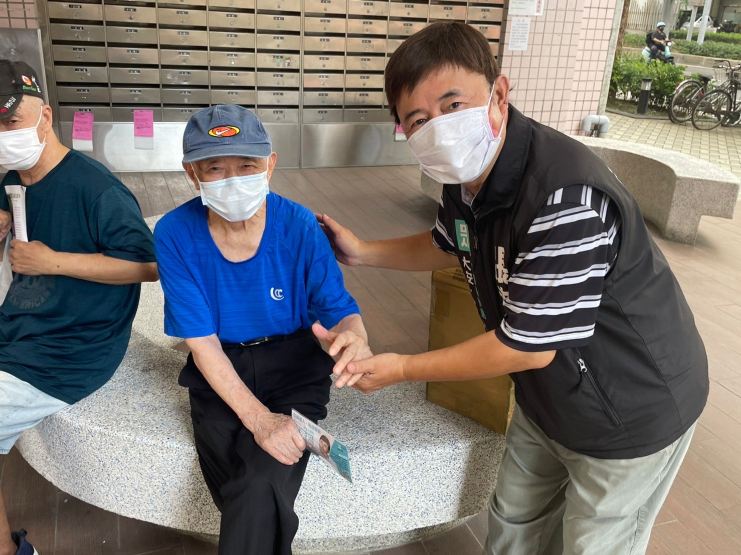 接觸宮廟後，訪視老人、結合社區服務，公益的種子在張幸松心中萌芽。（張幸松臉書）