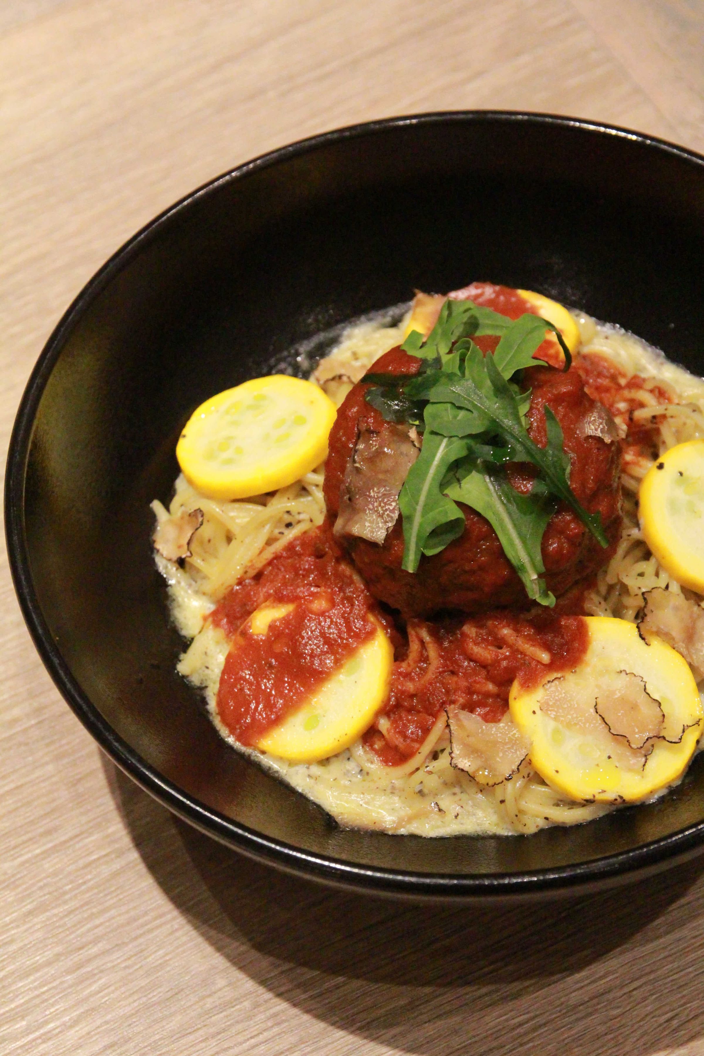 「紅酒燉漢堡排佐松露醬義大利麵」以松露的華麗點綴經典。（420元／份）