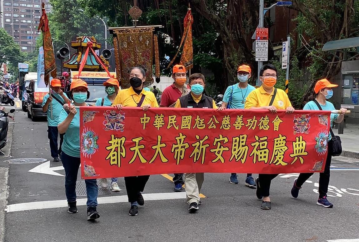 張幸松號召朋友成立「尪公慈善功德會」回饋社會。(張幸松臉書)